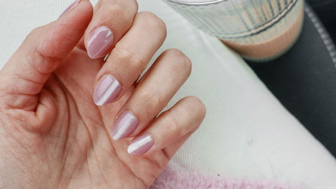 „Speil” Nails: So bekommst du den ultimativen Spiegelglanz auf deine Nägel
